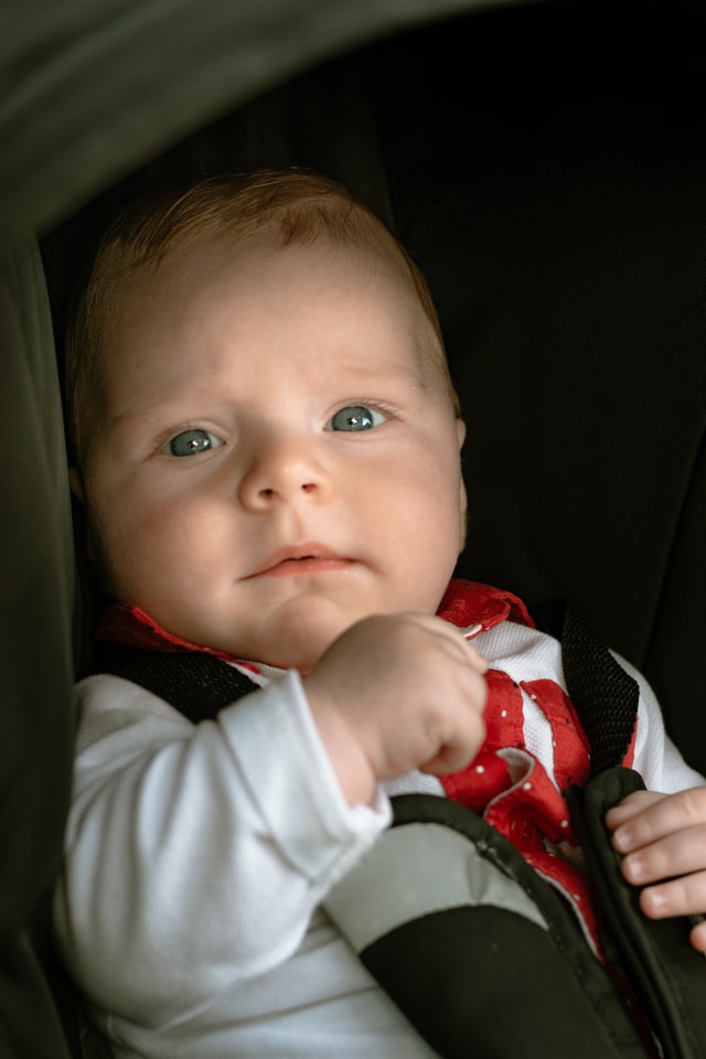 איך למנוע שכחת ילדים במכונית